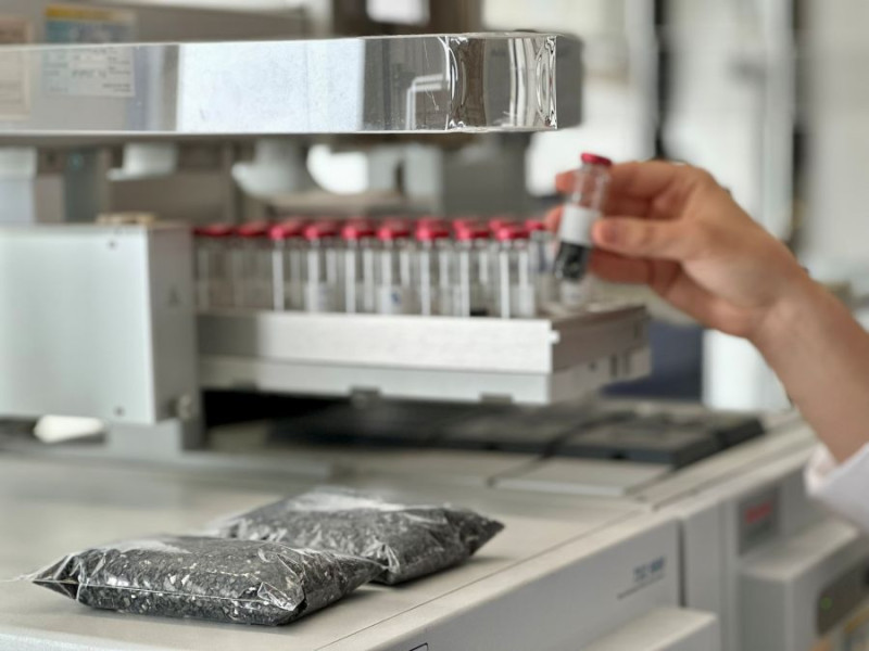 Recycled and pollutant-free materials to reduce odors in cars